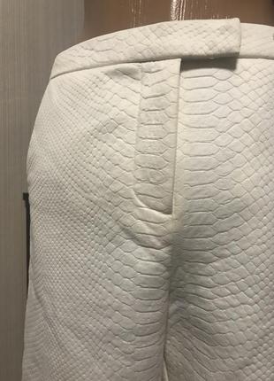 Белые брюки змеиный принт классика4 фото