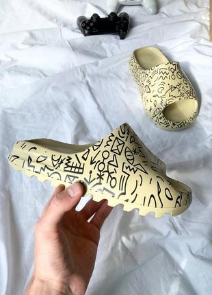 Жіночі шльопанці adidas yeezy slide graffiti бежевого кольору (унісекс)