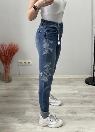 Крутые джинсы с вышивкой next