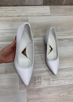 Белые кожаные классические туфли на каблуке3 фото