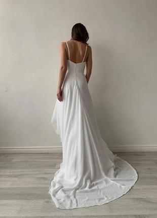 Біле плаття в підлогу з розрізом і шлейфом