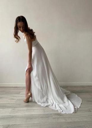 Біла сукня в підлогу з розрізом і шлейфом