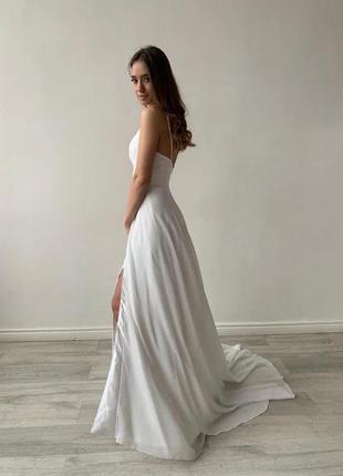 Біле плаття в підлогу з розрізом і шлейфом