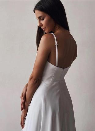 Біле плаття в підлогу з розрізом і шлейфом