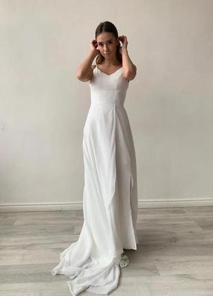 Біле плаття в підлогу з розрізом і шлейфом