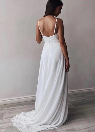 Біле плаття в підлогу з розрізом і шлейфом