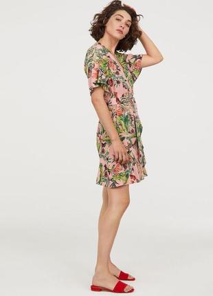 Цветастое летнее платье из вискозы с тропический принтом7 фото