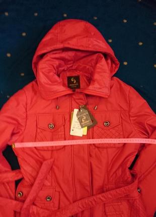 Красная женская куртка5 фото