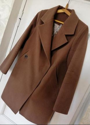 Гарне весняне пальто, коричневе пальто кемел