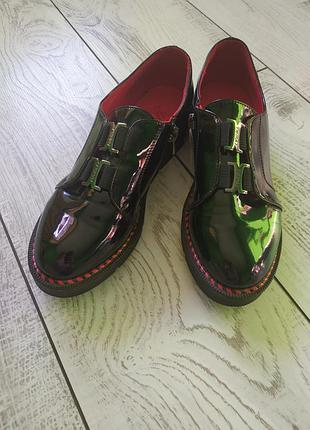 Лакові туфлі