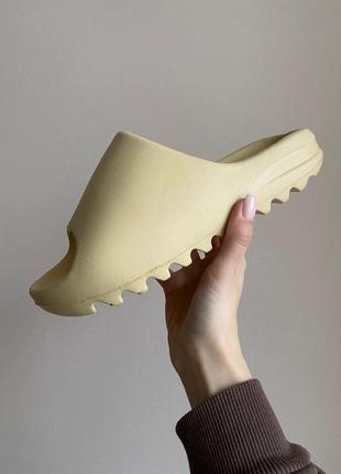 Женские шлепанцы adidas yeezy slide beige