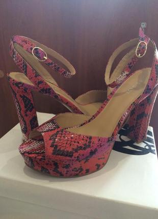 Брендові шкіряні босоніжки. суперціна!!!