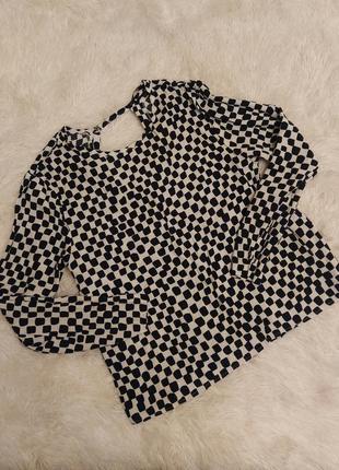 Блуза з красивою спинкою