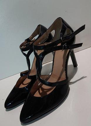 Жіночі туфлі .tahari.