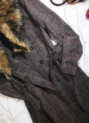 Шерстяное удлиненное демисезонное пальто с поясом и меховым воротником5 фото