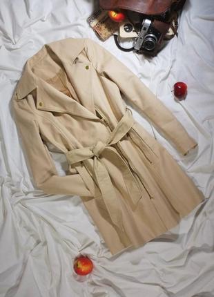 Тренч косуха ідеального бежевого кольору з золотою фурнітурою