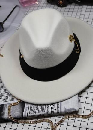 Шляпа женская федора calabria с металлическим декором и цепочкой белая8 фото