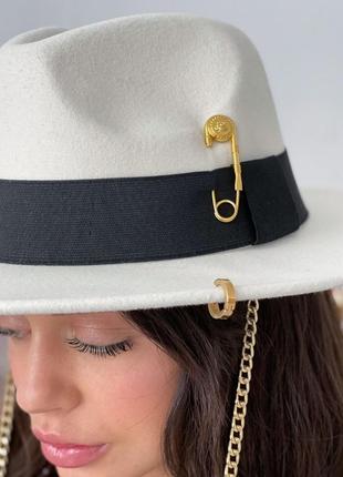 Шляпа женская федора calabria с металлическим декором и цепочкой белая5 фото
