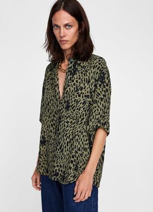 Сорочка блуза вільного крою zara кольору хакі у чорний леопардовий принт5 фото