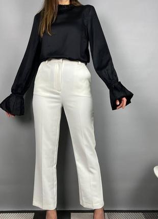 Нова чорна блуза з рюшками на рукавах від na-kd