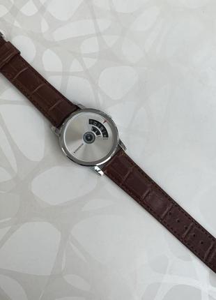 Мужские часы коричневые с серебристым искусственная кожа kingnuos на ремешке из эко-кожи4 фото