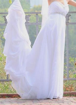 Шикарне весільне плаття з шлейфом і фата.