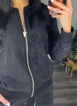 Очень красивенный костюм, стразы сваровски, люкс качество, размер хл.
