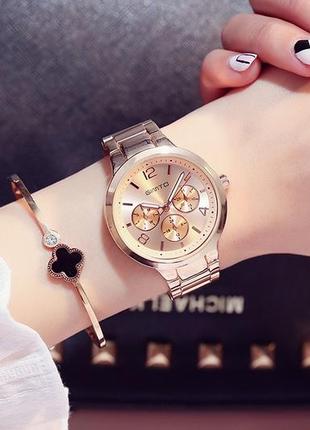 Злотистий класичний жіночий годинник