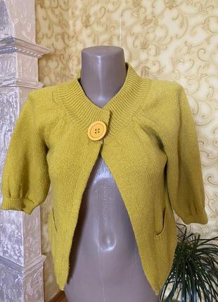 Яскрава кофточка на одному гудзику