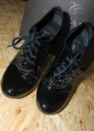 Элегантные ботиночки из лакированной кожи3 фото