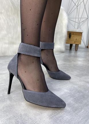 Замшевые эксклюзивные туфли на шпильке серого цвета на шпильке7 фото