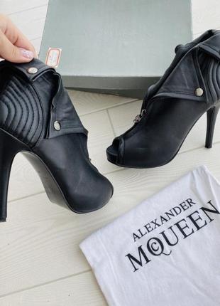 Alexander mcqueen peep toe ankle accessories ботильоны косуха кожаные с заклепками