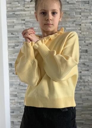 Свитер на девочку желтого цвета фирмы zara
