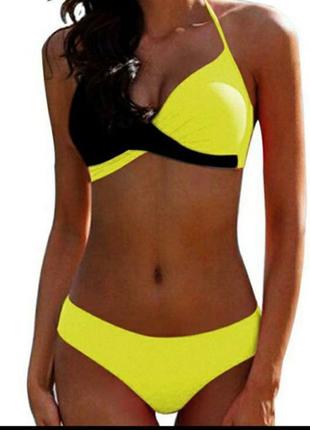 Яркий, красивый женский купальник.