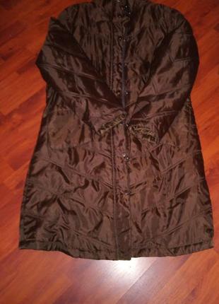 Удлиненная стеганая демисезонная куртка тренч пальто коричневого цвета2 фото