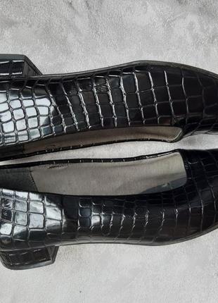 Винтажные лаковые туфли на маленьком каблуке классические5 фото