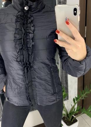 🧥шикарная чёрная куртка-дутик с рюшами/чёрная демисезонная куртка с жабо🧥