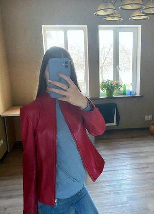 Яскрава куртка з натуральної шкіри