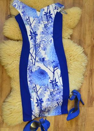 Стильне яскраве плаття миди синього неонового кольору в квітковий принт