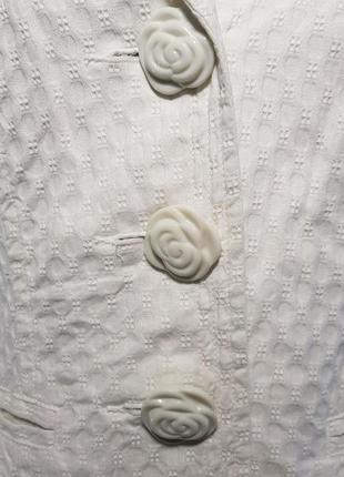 Жакет "ambition" из натуральной ткани белого цвета с пуговицами-цветами.4 фото