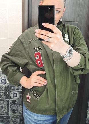Стильна жіноча куртка в стилі мілітарі з нашивками від ovs2 фото