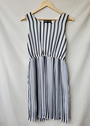 Черно-белое платье с очень красивым поделом