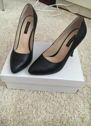 Классические туфли должны быть у каждой девушки