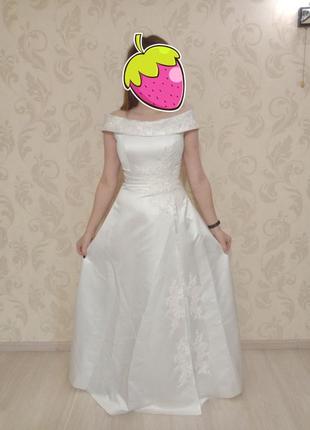 Атласное свадебное платье.4 фото