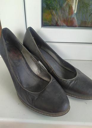 Шкіряні туфлі на каблучку