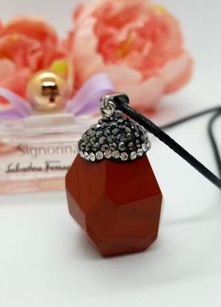 ❤️🌰 кулон на шнурке "желудь" натуральный камень красная яшма, сверкающая шляпка кристаллы4 фото