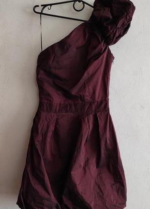 Коктейльное платье на одно плече, марсала, дорогая ткань, фонарик, буф