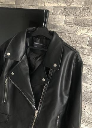 Чорна шкіряна куртка на блискавці демісезонна косуха байкерська asos 17 фото