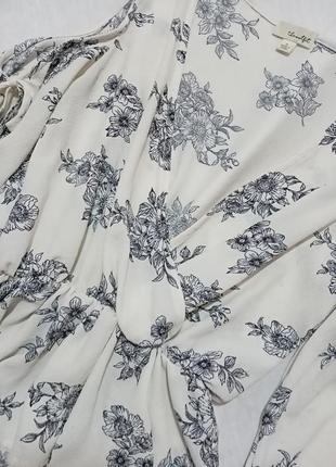 Шикарная блузка в цветочный принт с открытыми плечами4 фото