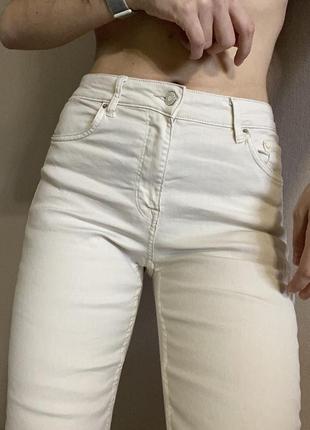 Базовые джинсы с высокой посадкой молочные